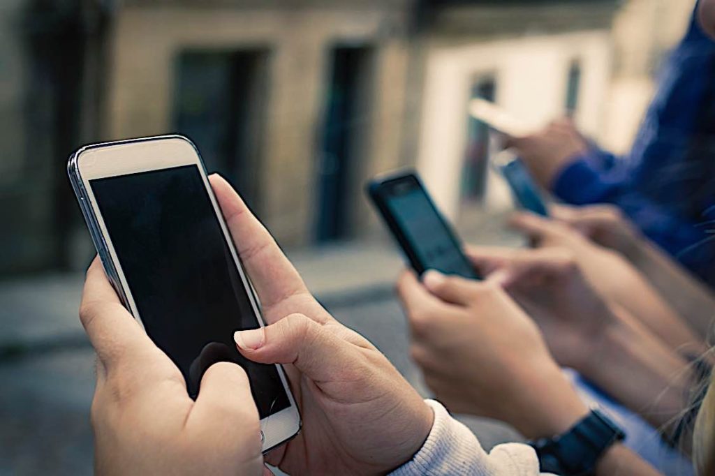 Seven Digital Detox methods that can increase office productivity; human office workers now have an average attention span of 8 seconds, less than a goldfish 4 Mobile phones are always on dreamstime xxl 107282768 Pivotal HR Solutions Blog
