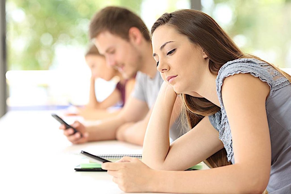 Implementing smartphone and technology policies to reduce the “distracted mind” in the workplace — for safety and productivity 5 Distracted by texting students cannot perform Pivotal HR Solutions Blog